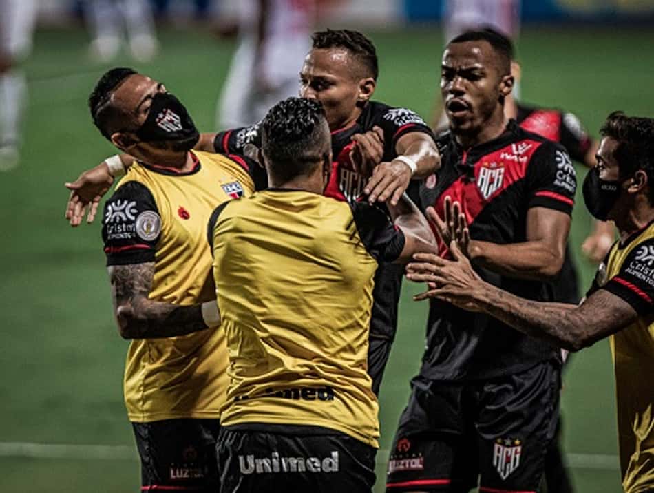 Em confronto eletrizante, Atlético-GO bate o Red Bull Bragantino no fim e se afasta do Z4