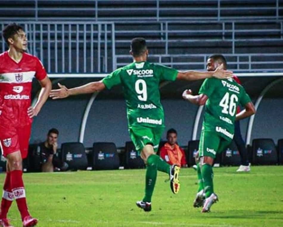 Chapecoense bate CRB e retoma a vice-liderança da Série B