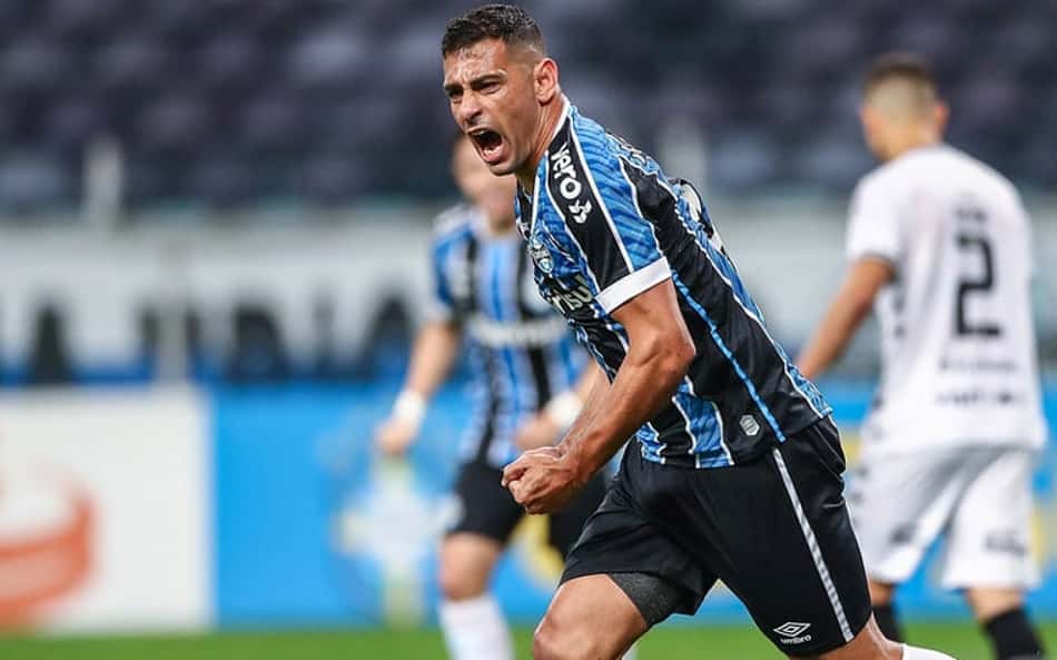 'Ajudinha' do ídolo Diego Souza em gol do Sport contra o Grêmio viraliza entre rubro-negros
