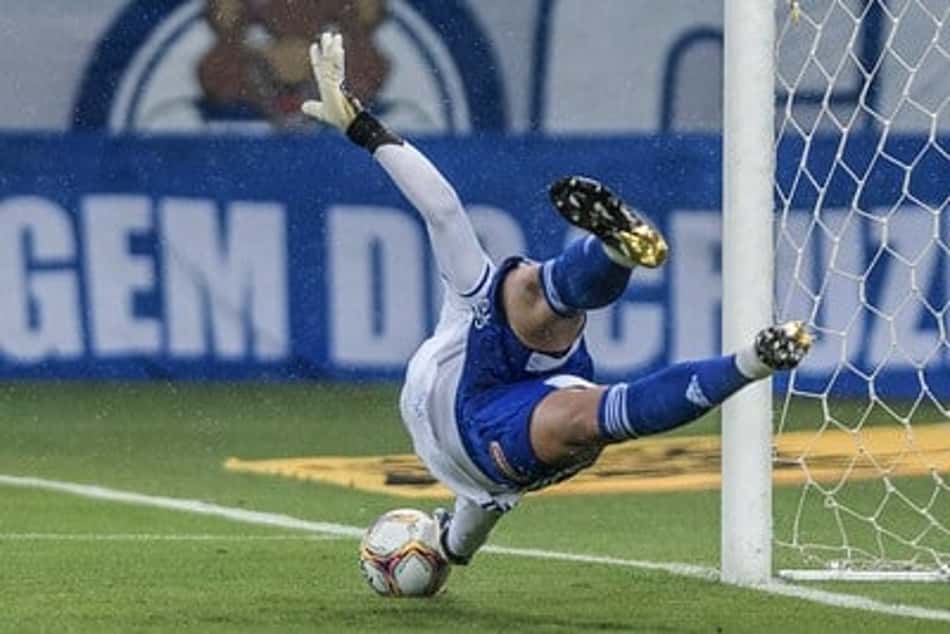 Fábio pega 34ª penalidade pelo Cruzeiro na vitória sobre o Coritiba