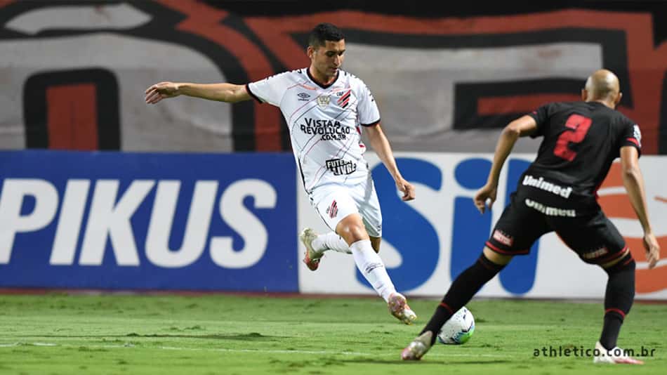 Athletico Paranaense não aproveita vantagem numérica, perde chances e fica no empate com o Atlético-GO