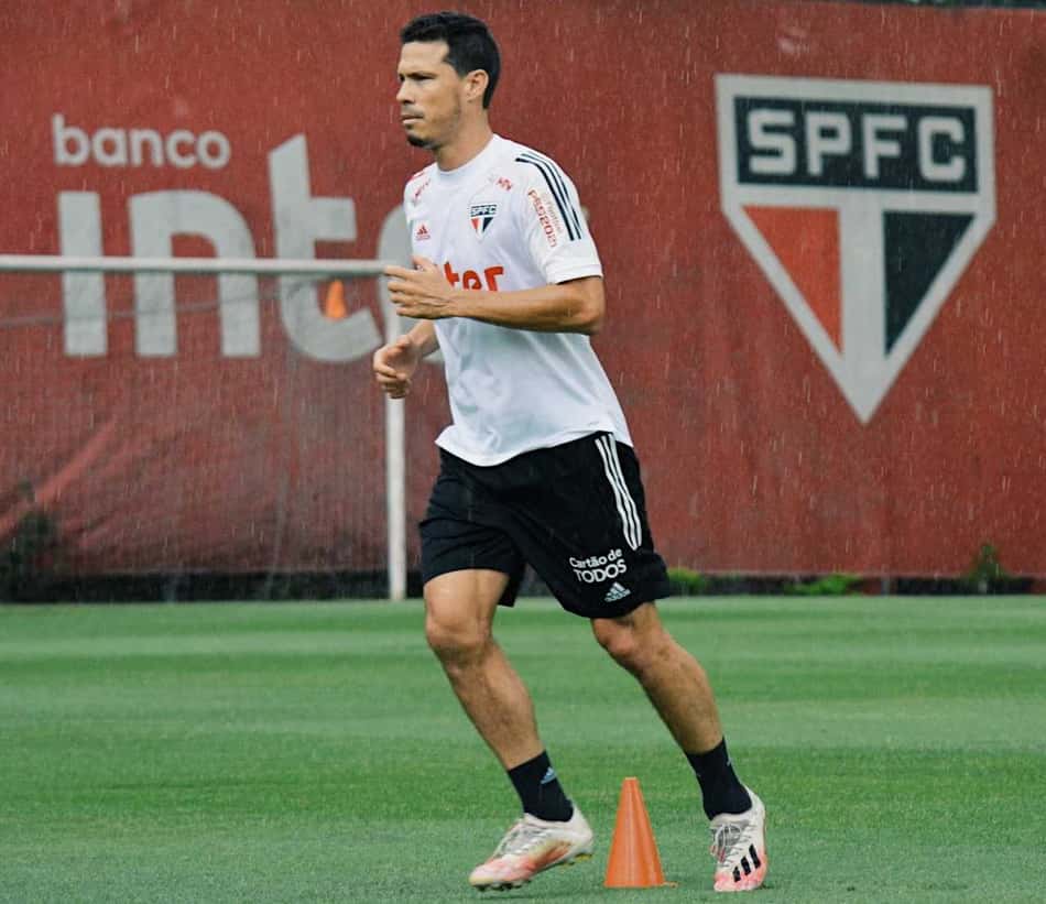 Hernanes corre em volta do campo e avança em recuperação no São Paulo