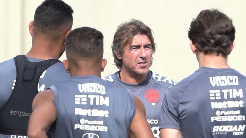 Zé Roberto confessa que tinha medo de novo treinador do Vasco nos tempos de jogador: 'Brigava, hein?'