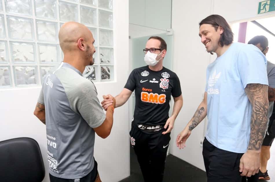 Veja as imagens dos bastidores do retorno de Fábio Santos ao Corinthians: 'Voltei para casa'