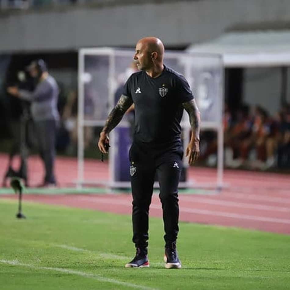 Galo ganhou apenas 4 pontos em 12 disputados e Jorge Sampaoli reclama de 'presente' ao Bahia