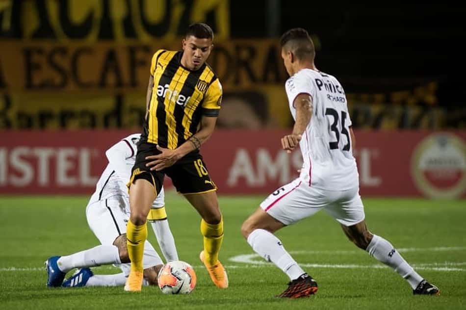 É hoje! Peñarol tenta mudar retrospecto contra o Athletico