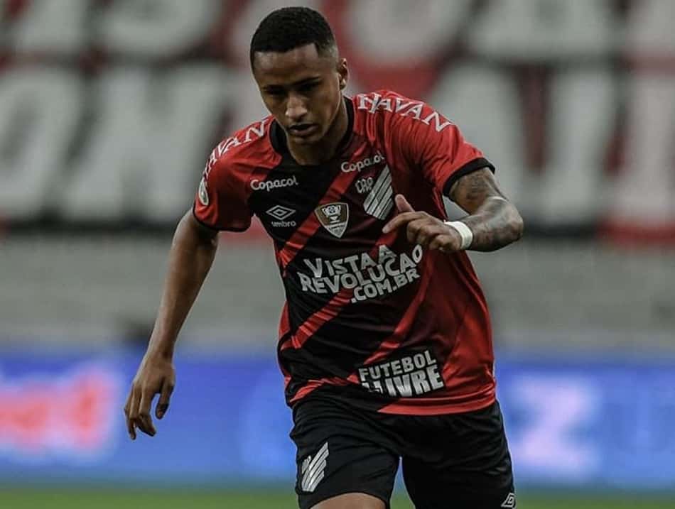 Após estrear pelo profissional, lateral do Athletico admite: 'Momento mais feliz da minha vida'