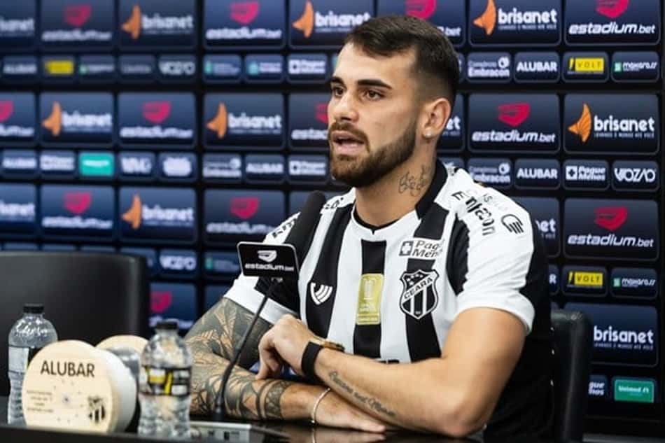 Ceará oficializa a saída do atacante Felipe Vizeu