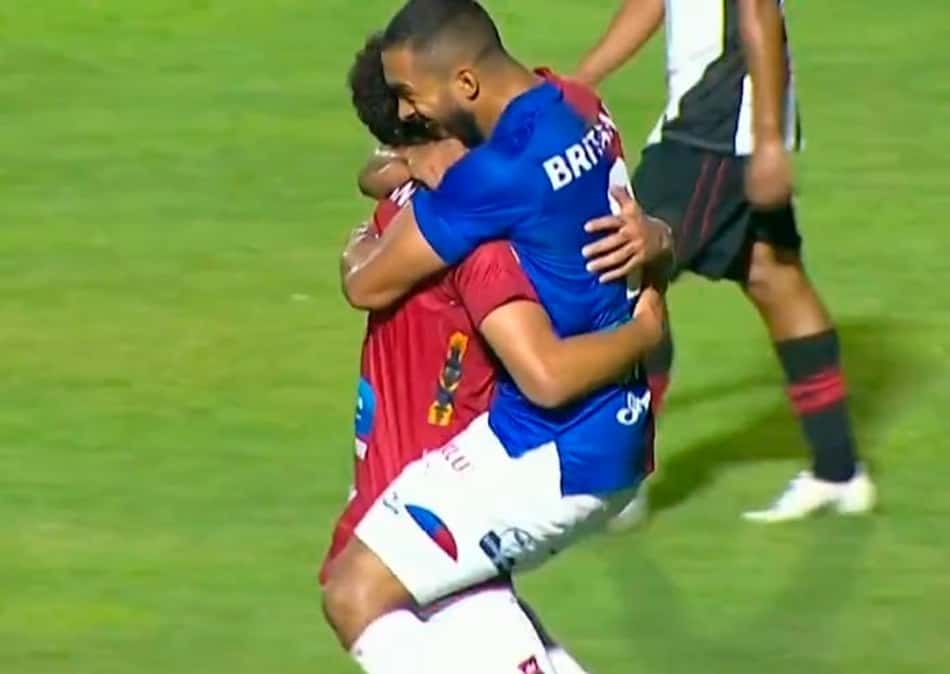 Paraná 'deslancha' na etapa final e goleia o Oeste na Vila Capanema