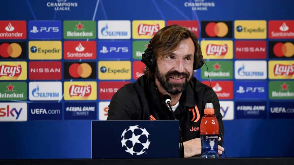 Pirlo no comando técnico da Juventus dando entrevista pré-jogo da Champions League
