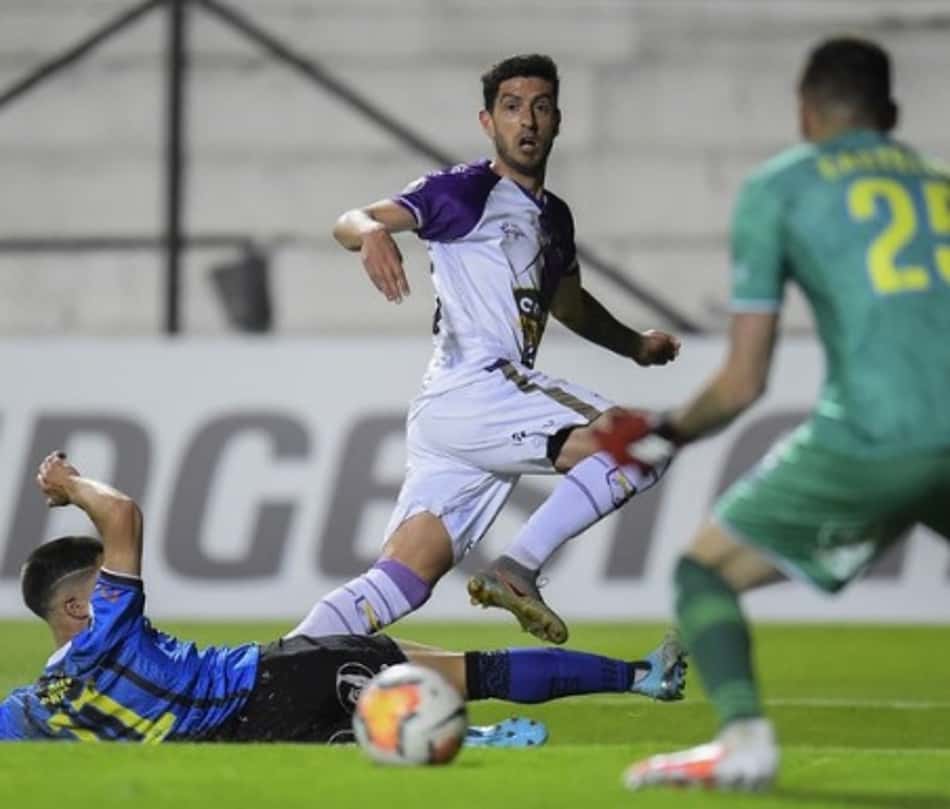 Com segundo tempo brilhante, Fénix abre vantagem contra o Huachipato