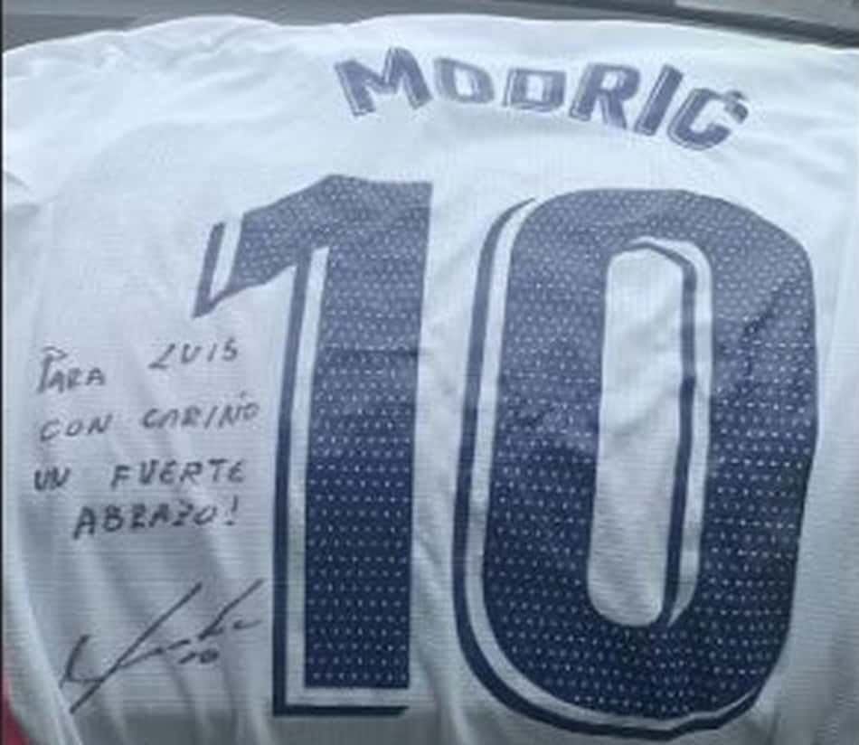 Advíncula mostra com orgulho presente de jogador do Real Madrid