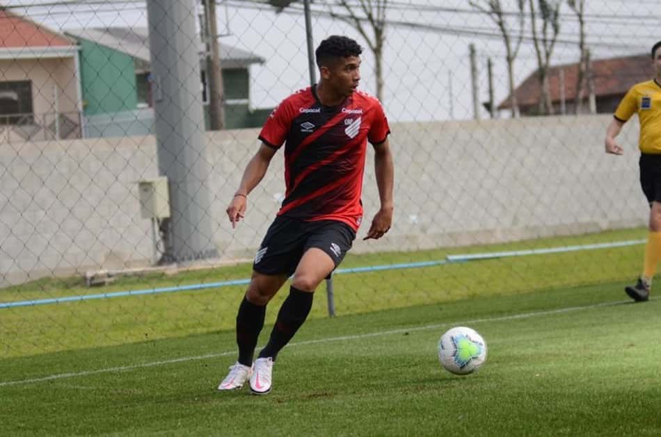 Julimar tem atuação de gala e conduz Athletico no empate com Ceará pelo Brasileiro sub-20