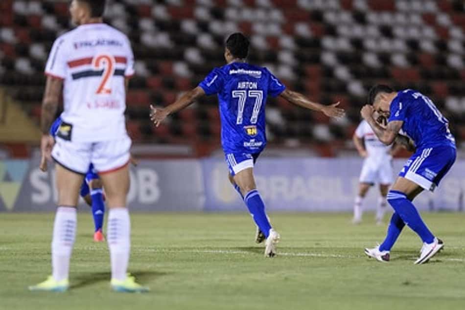 Airton marcou ajudou o Cruzeiro a vencer mais uma partida que distanciou o clube do Z4