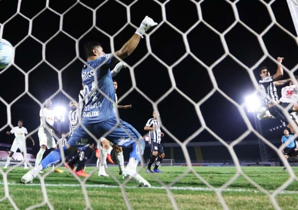 Léo Ortiz vibra com gol e explica discussão com jogadores do Santos