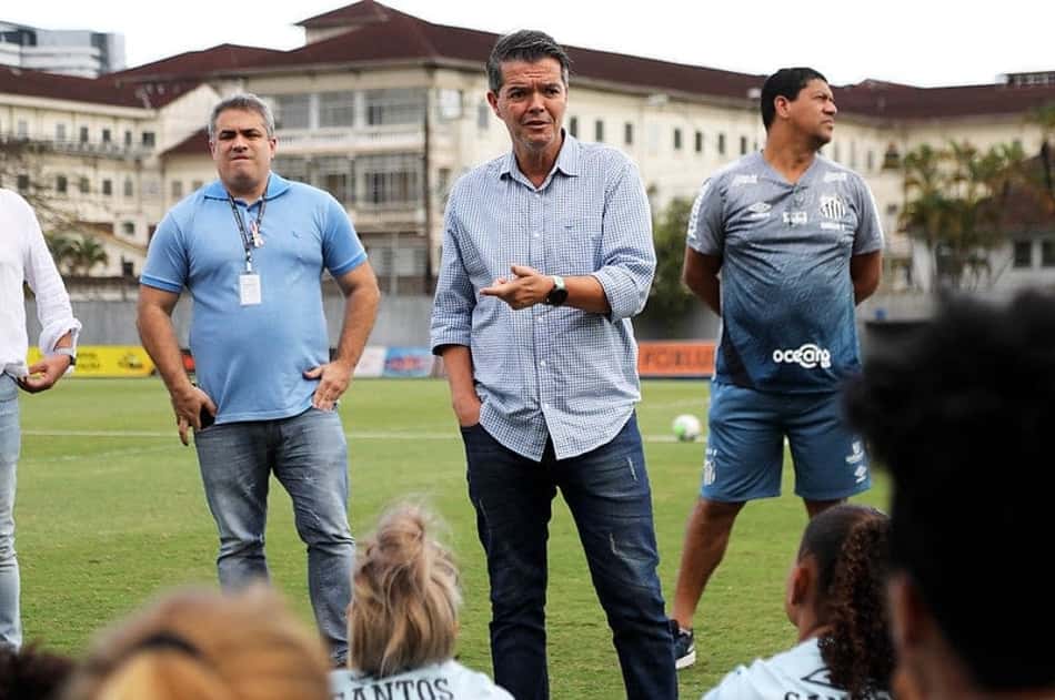 Santos anuncia demissões de superintendente e coordenador