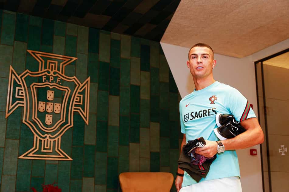 Recuperado de lesão, Cristiano Ronaldo se apresenta à seleção