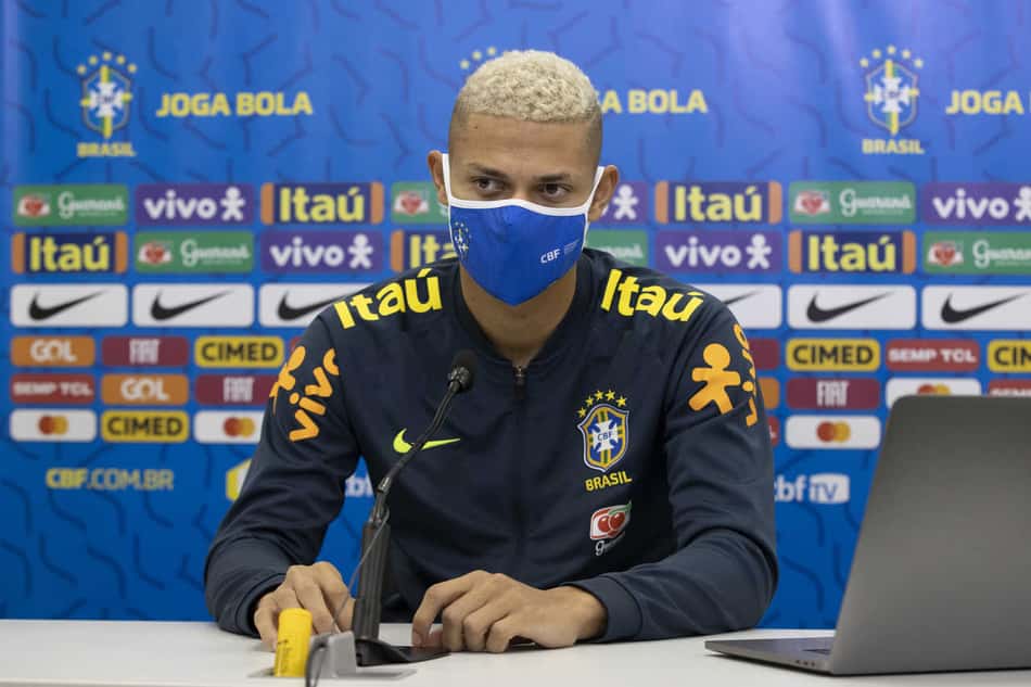 Richarlison recebe oficial na Granja Comary; ex-agentes cobram R$ 19,7 milhões do atacante