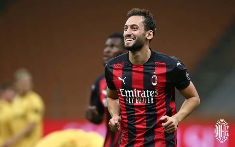 Calhanoglu está próximo de trocar Milan por Inter de Milão
