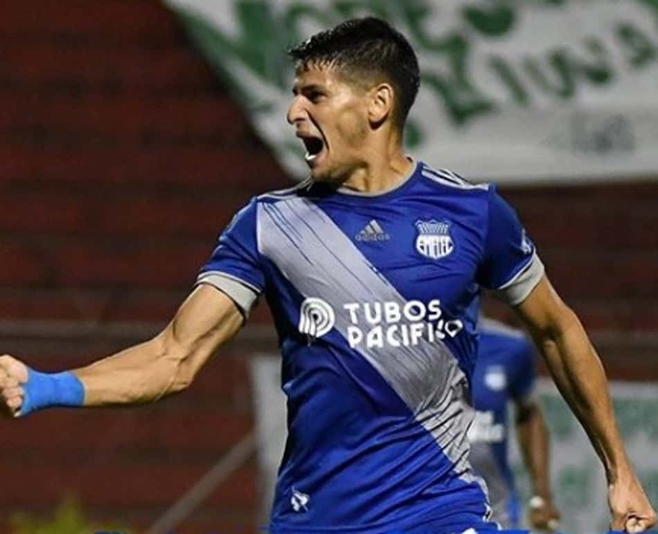 Atacante marca quatro gols no jogo e crava seu nome na história de clube