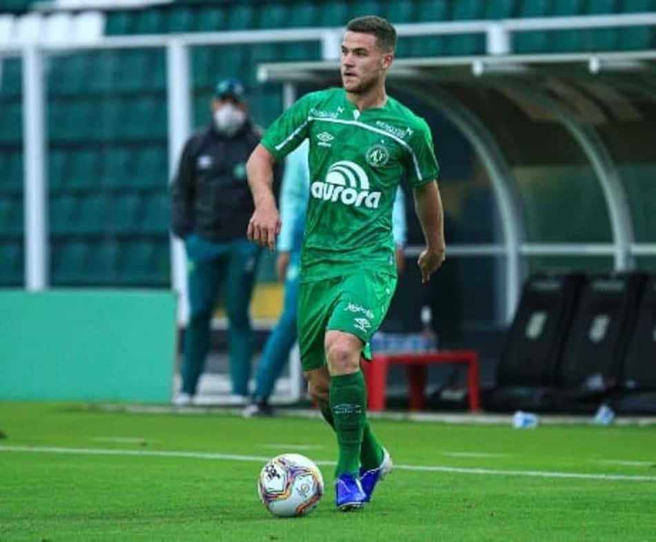 Destaque da Chape, Busanello renova o contrato com multa milionária