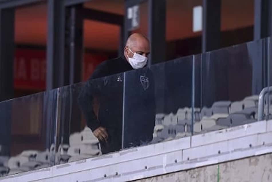 Sampaoli ficou fora do banco de reservas, mas esteve presente no Mineirão no duelo com o Flamengo, gerando desconfiança do tribunal quanto a conduta do treinador, que estava suspenso