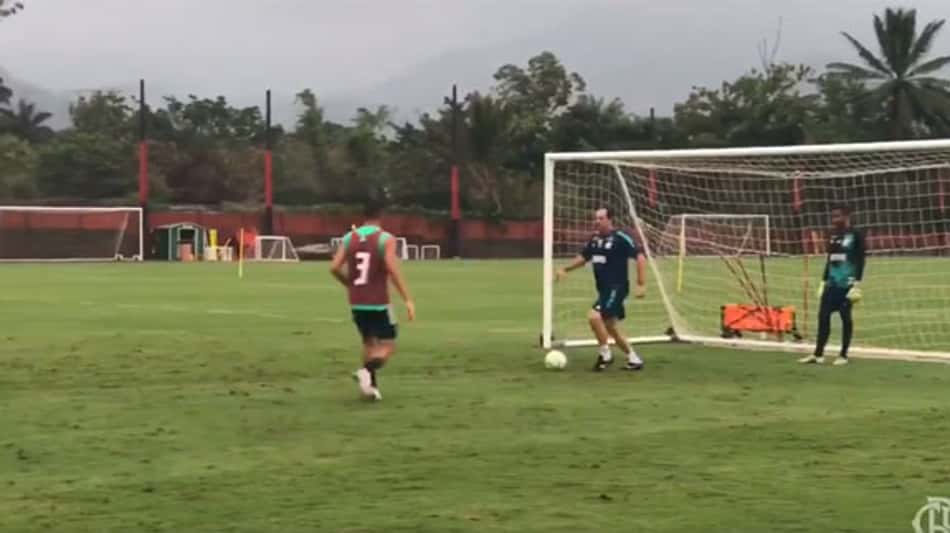 Com cobrança e participação de Ceni, Fla trabalha pressão na saída de bola