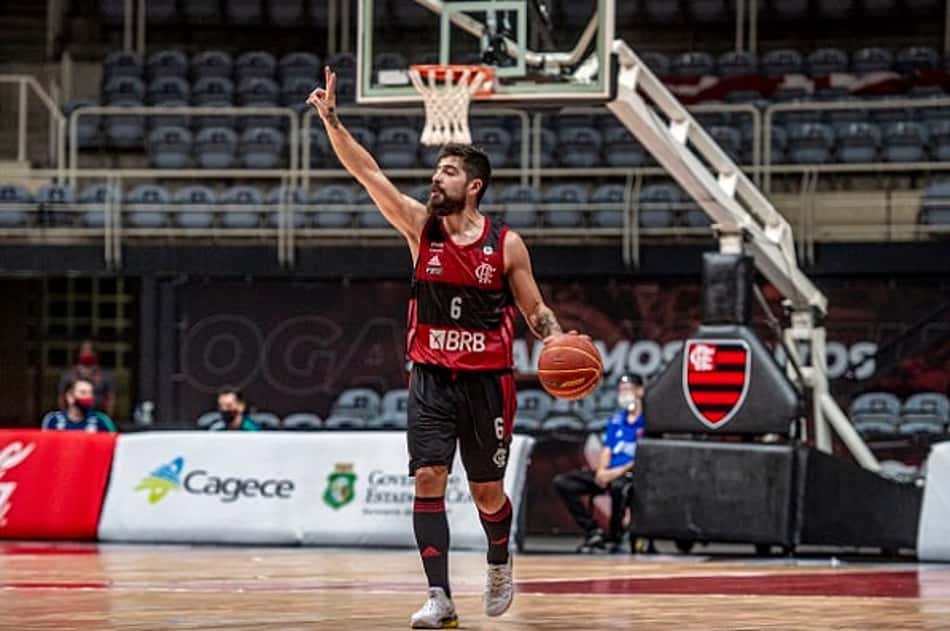 Balbi celebra renovação com o Flamengo: 'Seguir brigando por todos os títulos possíveis'