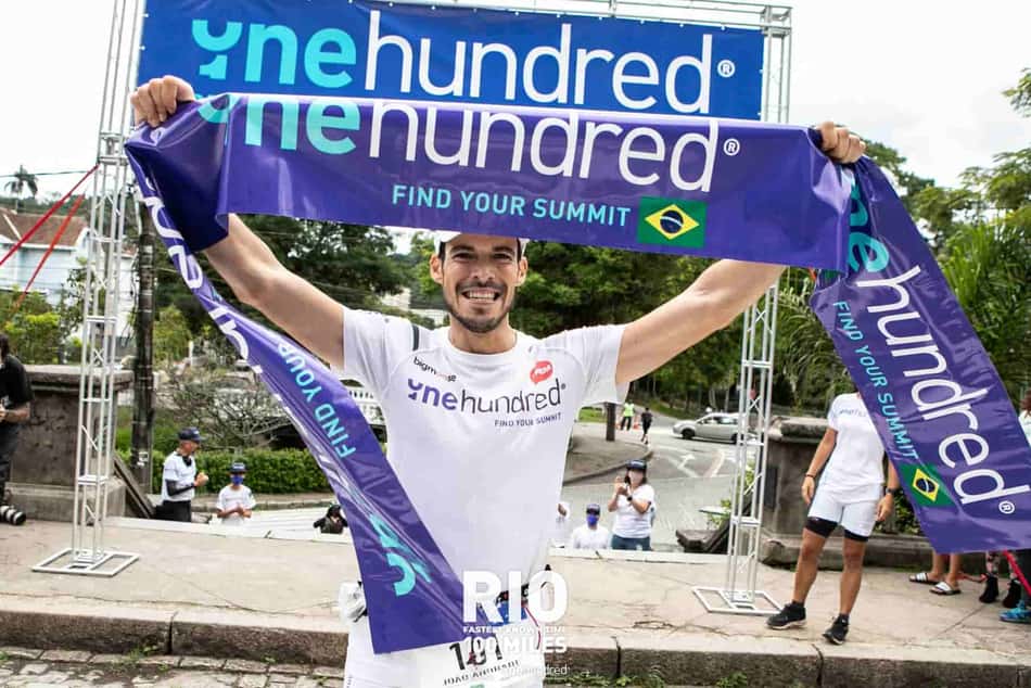 João Andrade comemora sua chegada no FKT Rio One Hundred® Caminho do Imperador, após correr as 100 milhas entre Barra Mansa e Petrópolis, no Rio, em 19h24m. (Marcos Novo/Divulgação)