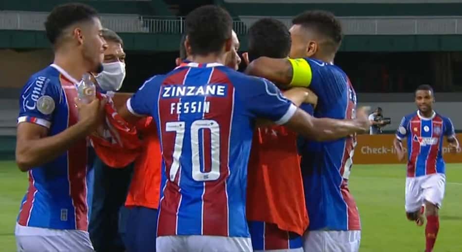 Bahia sai atrás, mas derrota o Coxa de virada e sobe na tabela do BR