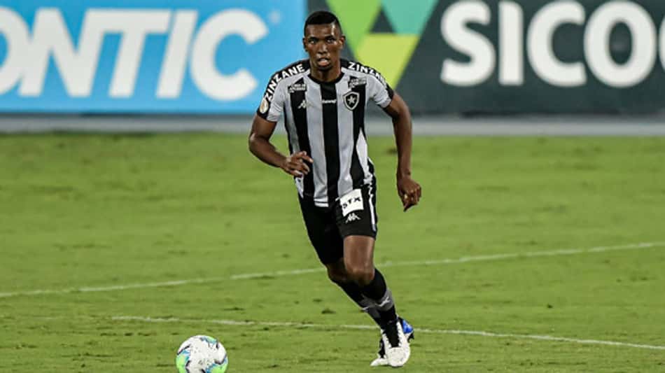 Kanu detona arbitragem por marcação de pênalti em derrota do Botafogo: 'Critério não há'