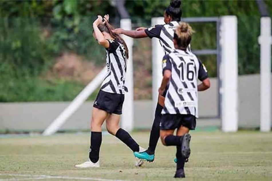 O time feminino do Atlético-MG lidera o Mineiro após vencer o clássico contra as Coelhinhas