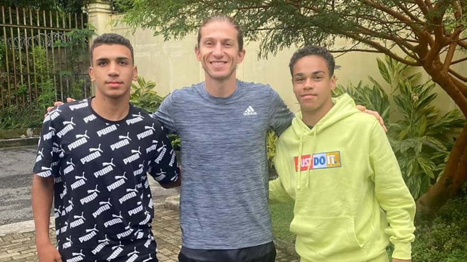 Empresário promove encontro de Filipe Luís com promessas do Fla: 'Exemplo a ser seguido'