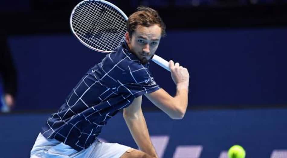 Medvedev vence fácil na estreia em Miami. Sinner avança e espera Khachanov