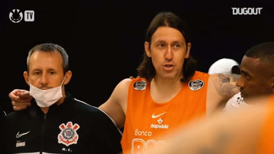 VÍDEO: Para mudar o rumo! Veja o papo do elenco do Corinthians no vestiário após empate com o Grêmio