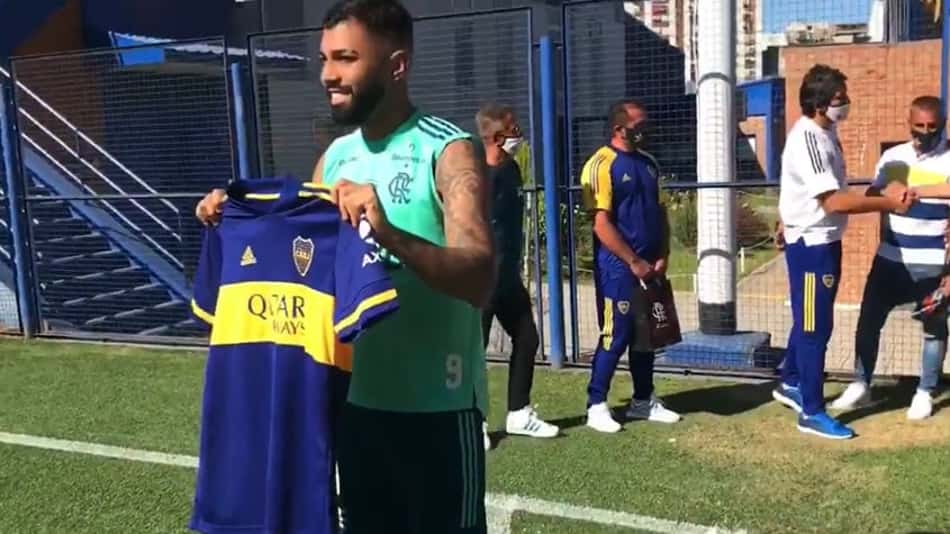 Fla na Argentina: Bruno Henrique assina camisa do River Plate e Gabigol recebe camisa de Tévez