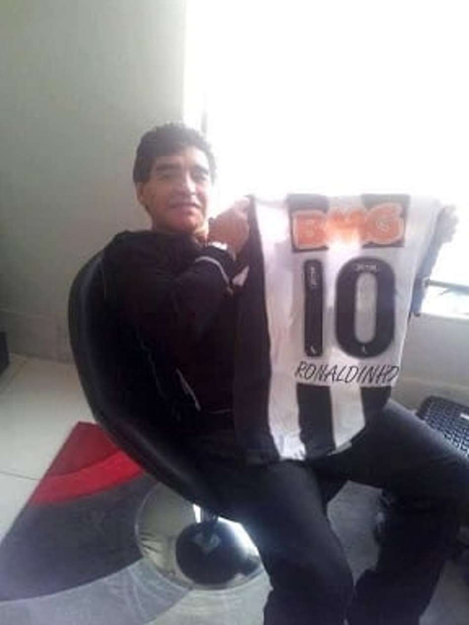 Maradona exibe a camisa 10 de Ronaldinho, quando ainda jogava pelo Atlético-MG
