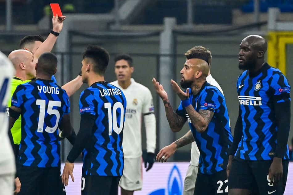 Portal revela palavras de Vidal na expulsão contra o Real Madrid: 'Você tem a m… do VAR para olhar'