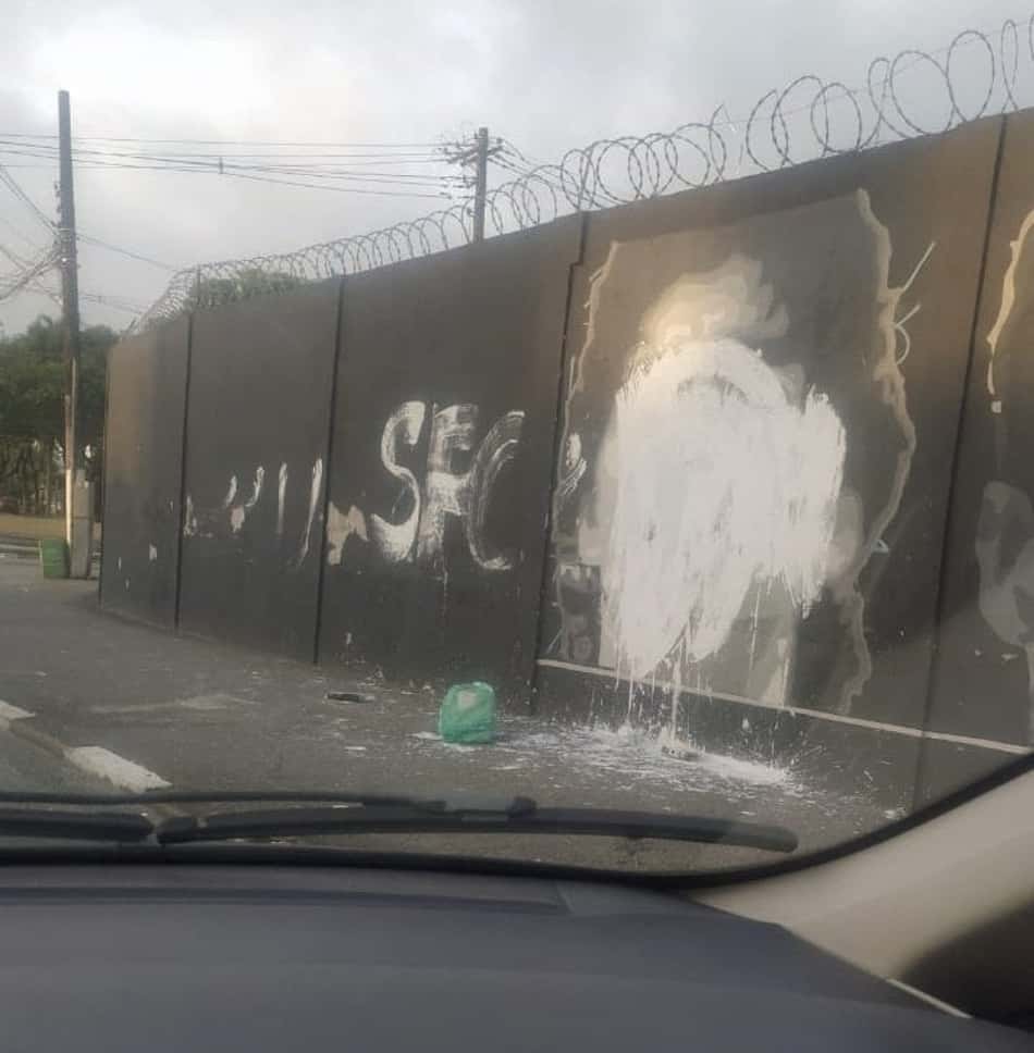 Homenagem do Santos a Maradona é pichada horas depois de feita