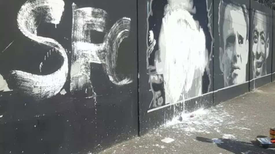 Rosto de Maradona é estampado em CT do Santos, mas vandalizado poucas horas depois
