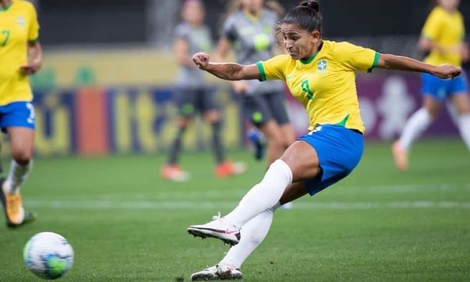 Atacante da Seleção Brasileira, Debinha acerta patrocínio de marca de pasta de dentes
