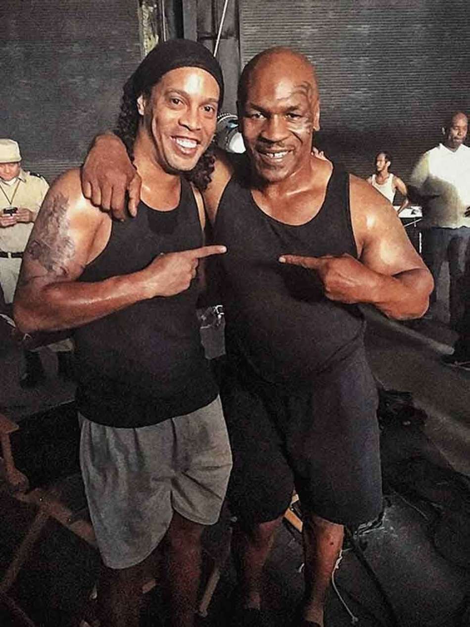 Que dupla! Ronaldinho Gaúcho deseja sorte à Mike Tyson antes de retorno ao boxe: 'Vai ser fantástico'