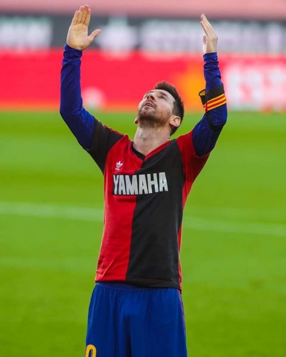 Em sua rede social, Newell's anuncia venda de réplicas de camisa usada por Messi em homenagem a Maradona