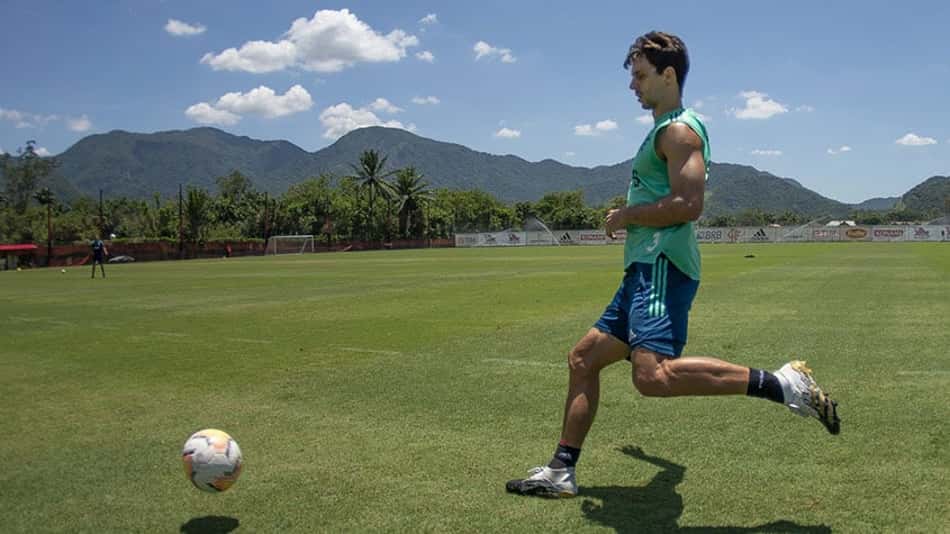 Rodrigo Caio faz trabalho parcial com o elenco do Flamengo; Gabigol fica na academia