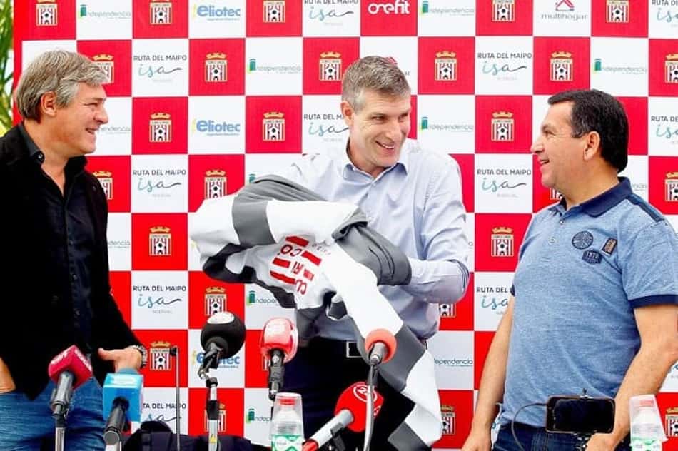 No Chile, lendário ex-jogador argentino é apresentado como novo técnico