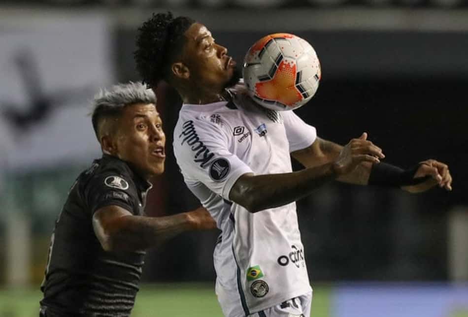 Com confusão no fim, Santos perde para a LDU, mas se classifica às quartas da Libertadores
