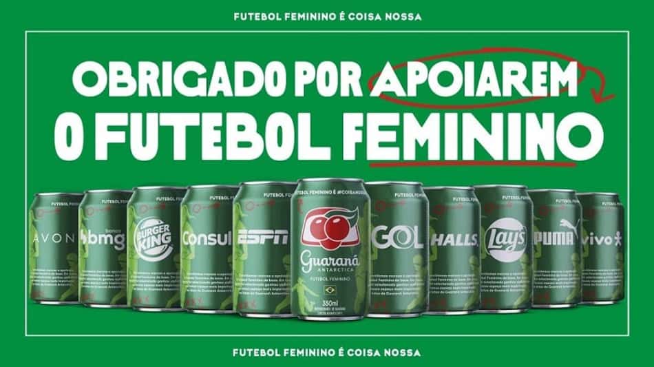 Empresa de refrigerante une marcas em campanha para dar mais visibilidade ao futebol feminino