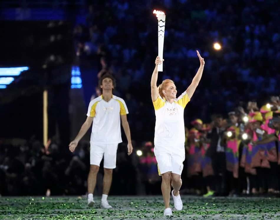 Hortência recebe a tocha olímpica das mãos de Guga na cerimônia de abertura do Rio 2016