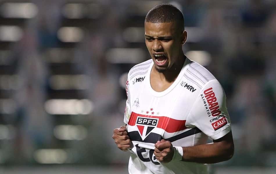São Paulo goleia o Goiás e assume a liderança do Campeonato Brasileiro