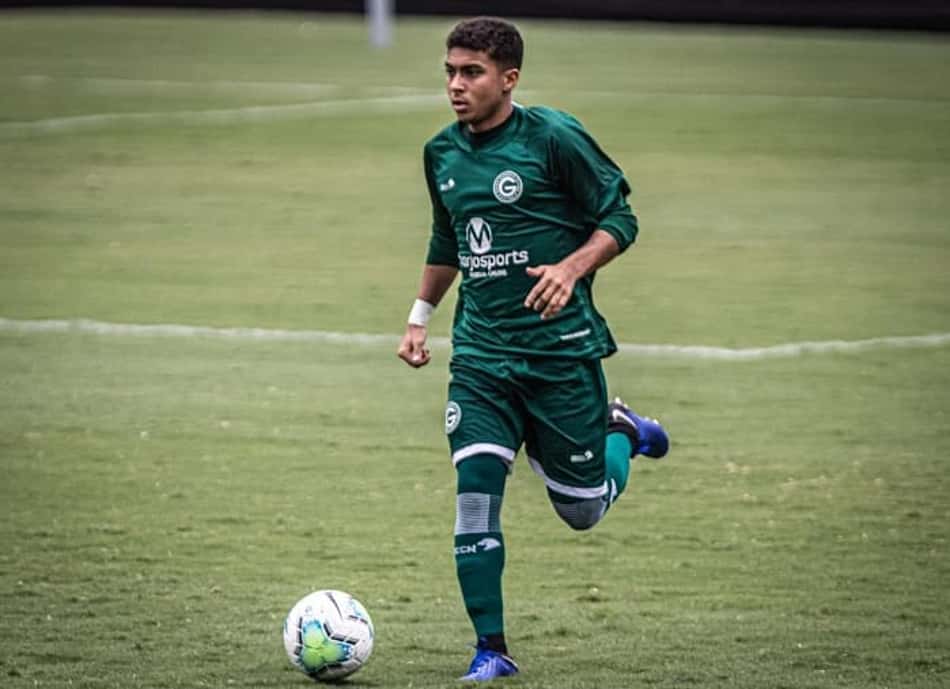 Do meio de campo, joia do Goiás faz 'o gol que Pelé não fez'